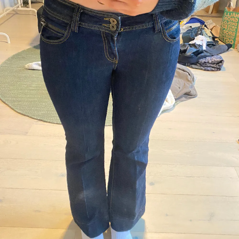 Säljer mina super coola låg midjade bootcut jeans då jag tycker dem är lite korta. Jag är 172cm lång och är en storlek 38/40 i byxor typ. Den sitter jättebra och har feta detaljer med dragkedjor.. Jeans & Byxor.