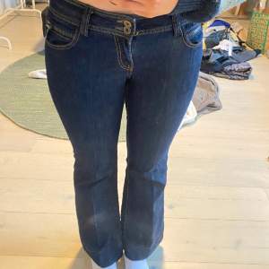 Säljer mina super coola låg midjade bootcut jeans då jag tycker dem är lite korta. Jag är 172cm lång och är en storlek 38/40 i byxor typ. Den sitter jättebra och har feta detaljer med dragkedjor.
