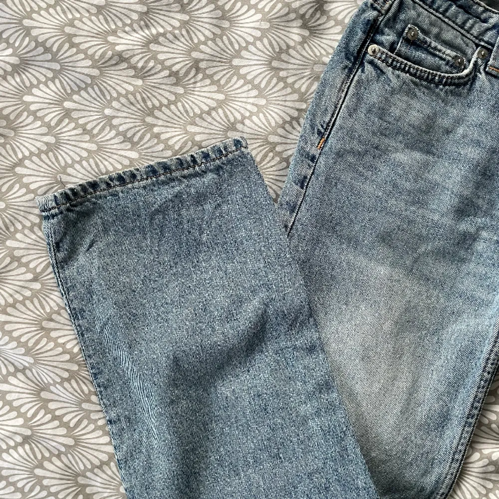 Säljer min jätte fina weekday Arrow Low straight jeans pga för små. I färgen ”Seventeen blue”. Köparen står för frakten. Jeans & Byxor.