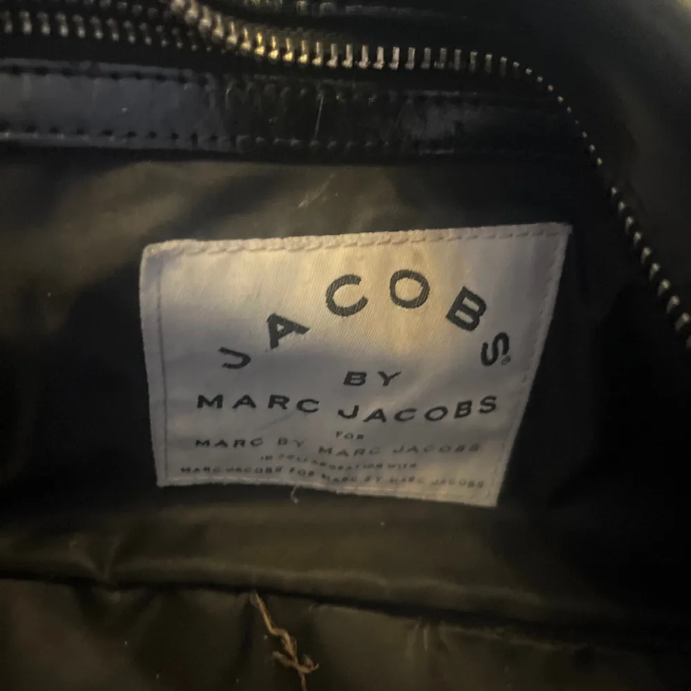 Jacobs by marc Jacobs väska köpt på 00 talet, har några defekter men är i bra skick. Om du har några frågor tveka inte att höra av dig svarar alltid samma dag.. Väskor.