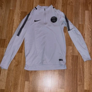 PSG Tröja - Säljer min psg tröja, den är i bra skick 8/10.