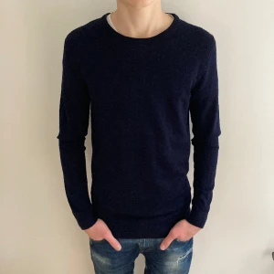 Merinoull tröja - Säljer nu denna feta merinoulls tröjan från selected homme! Fint skick utan några defekter. Modellen är 177 cm lång. Nypris: cirka 800 Vårt pris: 379