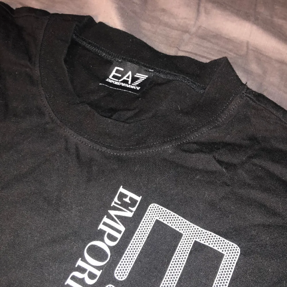 Säljer nu min Emporio Armani t-shirt då den inte används längre  10/10 skick Skriv vid intresse då jag kanske kan sänka priset!. T-shirts.