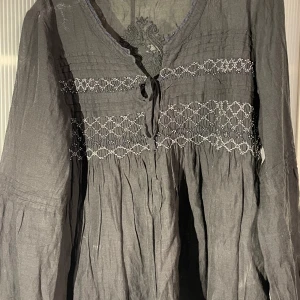 Odd Molly blus - Säljer denna jättefina blus från odd Molly för att den är för liten för mig, köpte för 300❤️använd några gånger och jag märker inte defekter på den🫶🏻 passar dem under 165❤️det ser ut som att den är blå men den är inte det❤️ pris kan diskuteras❤️