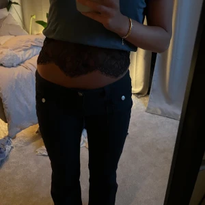 Hm bootcut jeans - Dessa as Coola byxor från HM, storlek 40 men är ganska små i storleken då jag brukar ha 38, jag är 170cm lång och dem går precis hela vägen ner!❤️