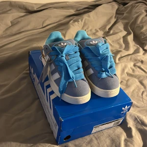 Adidas campus 00 - Säljer dessa ljus blåa adidas campus skorna storlek 37 och ett halvt. oandvända!