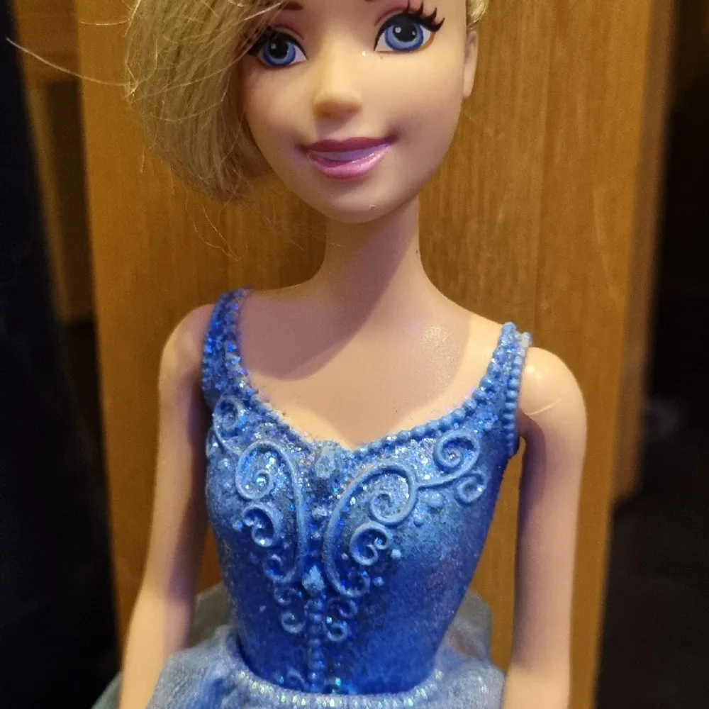 Mycket fin Disney Princessa Askungen inköpt på Disney store I USA orginal Aldrig lekt med . Övrigt.