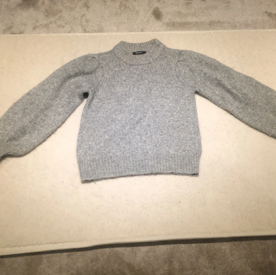Grå stickad tröja 