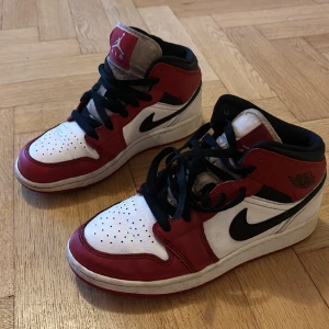 jordan 1 mid chicago red - strl 36,5! lite slitna och creasade som man kan se, men ändå hyfsat skick. går säkert att rengöra dom bättre om man vill :)