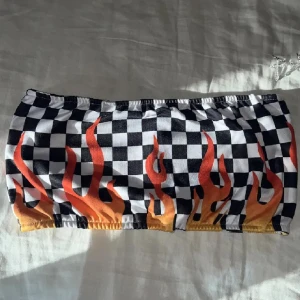 FRI FRAKT Checkered tubtopp 🖤❣️ - Cool rutig topp med eld ❤️‍🔥 På lappen är det storlek M, men tröjan är väldigt stretchig så den anpassar sig efter bysten även om man skulle ha XS/S!❣️Pris går att diskutera !
