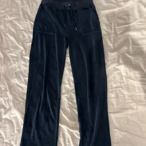 Mörkblåa Juicy Byxor  - Jättefina juicy byxor med fin färg, byxorna har dock lite brännmärken på högra låret men inget som syns så bra. De är även lite sönder längre ner vid vaden/foten 💙 annars bra skick och jätte sköna!!