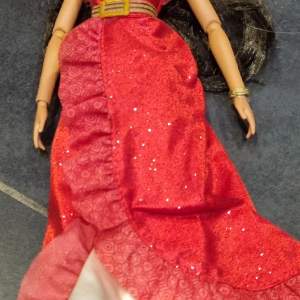 Mycket fin Disney Princess orginal inköpt på Disney store I USA  Storlek 30cm lång .Aldrig lekt med orginal klänning och skor 