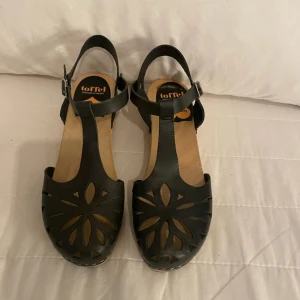 Hasbeens träskor - Supersnygga, helt oanvända Hasbeens träskor med låg klack.  Säljer pga fel storlek. 📣Kolla gärna in mina andra annonser 🌺