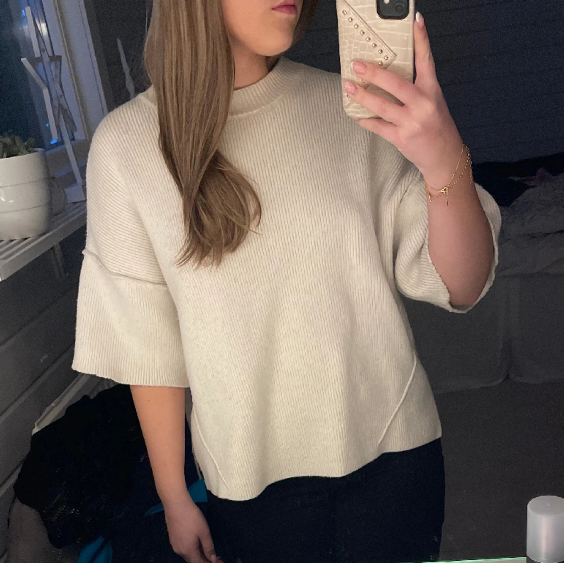 Stickad T-shirt, beige. - 90