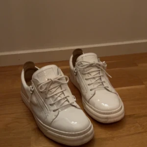 Giuseppe Zanotti skor - Säljer mina Giuseppe Zanotti skor för dom har blivit för små köpte dom på Farfetch har box och allt kvar 