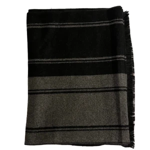 Grå svart halsduk  - Grå, svart Viskos fiber, merinoull Varm, skön Vid frågor kontakta!