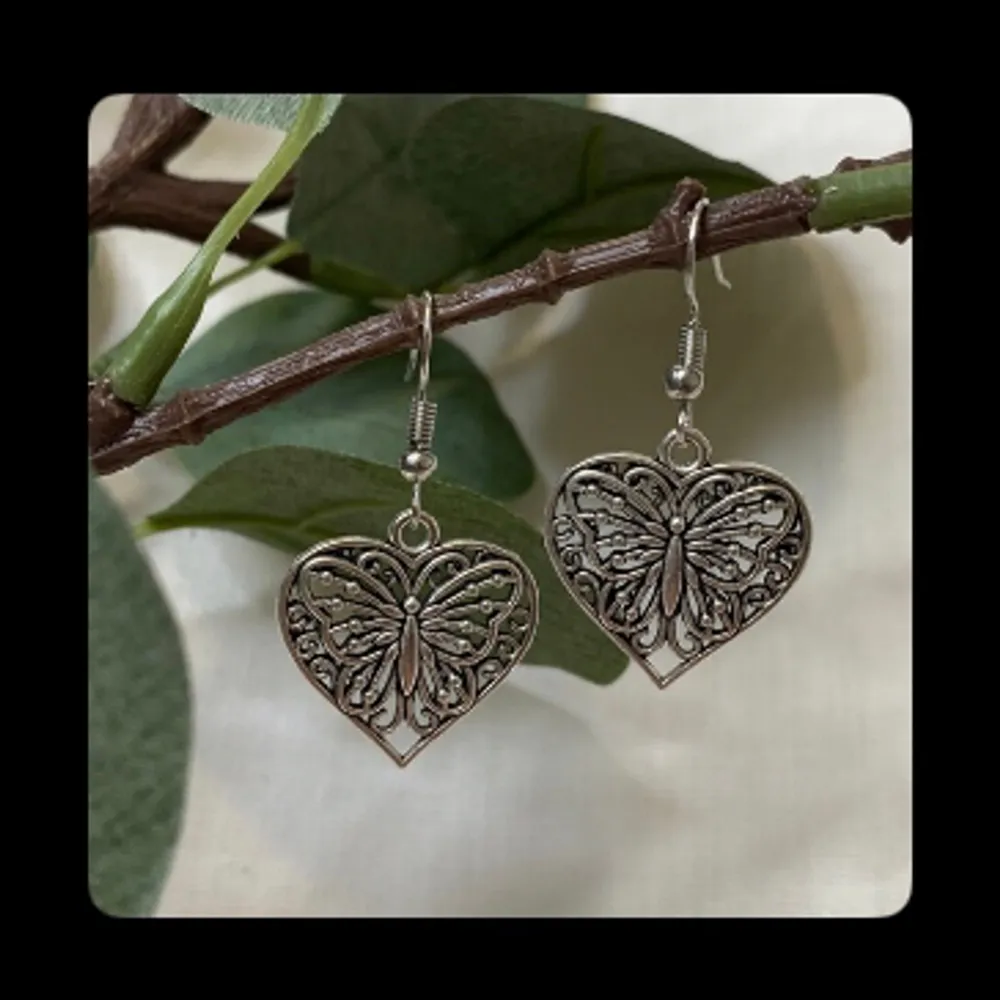Säljer dessa super gulliga silver hjärt örhängen pga används alldrig💘jätte fint skick💗skriv om du har några frågor💕Nypris: 209kr💓. Accessoarer.