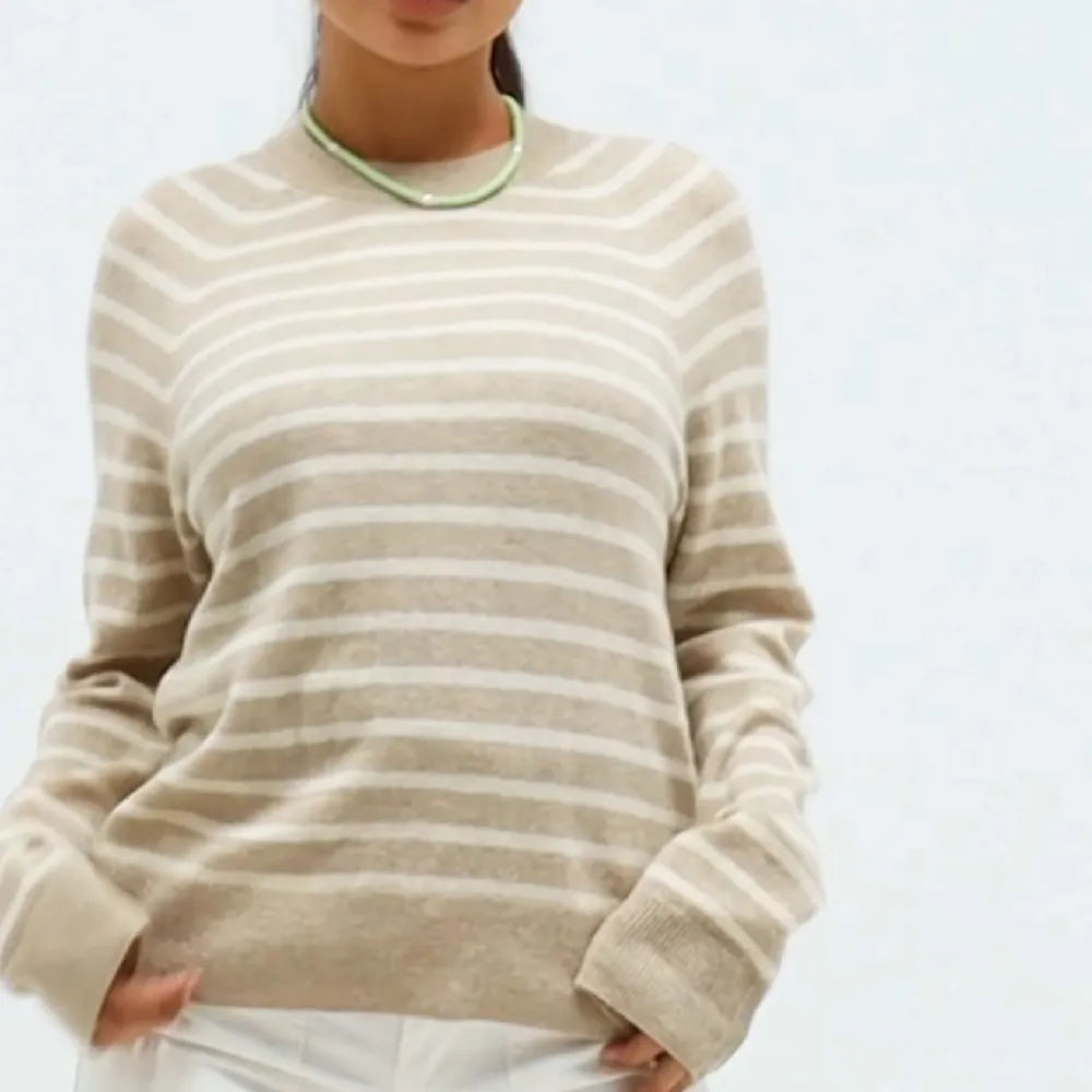 Stickad tröja i 100% kashmir från samsøe smasøe 💘 nypris 2000 kr. Använd upp till 5 gånger & fint skick, inga defekter. Stickat.