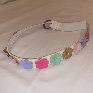 Blommigt bälte - Ett vintage skärp med blommor i 3D, passar stlk 36 och under