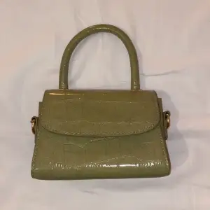 Ärtgrön handväska med axelrem som ingår. Köpt i Sydkorea och använd ett par gånger.