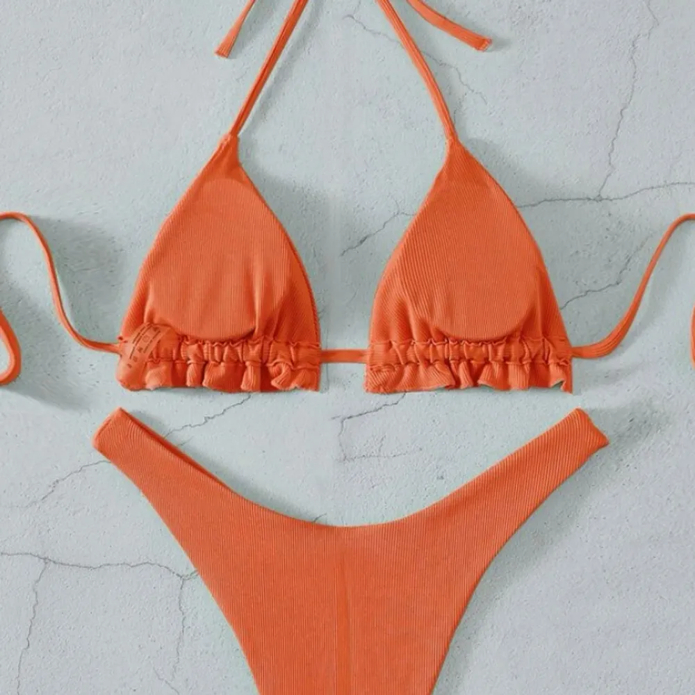 Säljer nu denna bikini i färgen ”bränd orange”, aldrig använd. Passar så bra när man fått färg.🍊 Storlek S.. Övrigt.