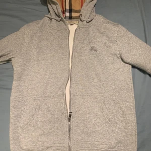 Burberry zip hoodie  - Hej säljer nu min burberry zip hoodie storlek M Kvitto finns  Helt ny 