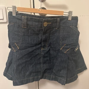 Jeanskjol med volanger - Säljer denna jätte söta jeans kjol med volanger ifrån ginajeans. Perfekt till vår och sommar.