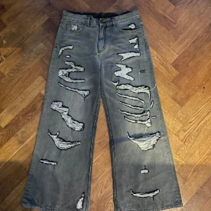 Hand made rust battle denim - As feta baggy jeans med det distressin. Skön grå fade på byxorna och passar som jncos.🔥🙏