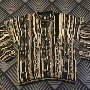 Blå/vit stickad tröja  - Blå/vit oversized stickad tröja från Tundra i storlek XL. Nästan helt oanvänd.