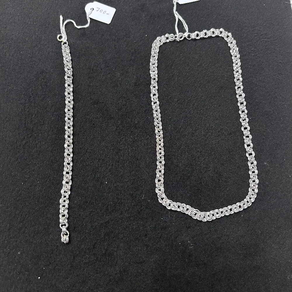 Både armband och halsband i silver.  Modell namn: Ärtlänk i en tjockare form. Halsband: 37g 1500kr Armband: 15g 700kr. Accessoarer.