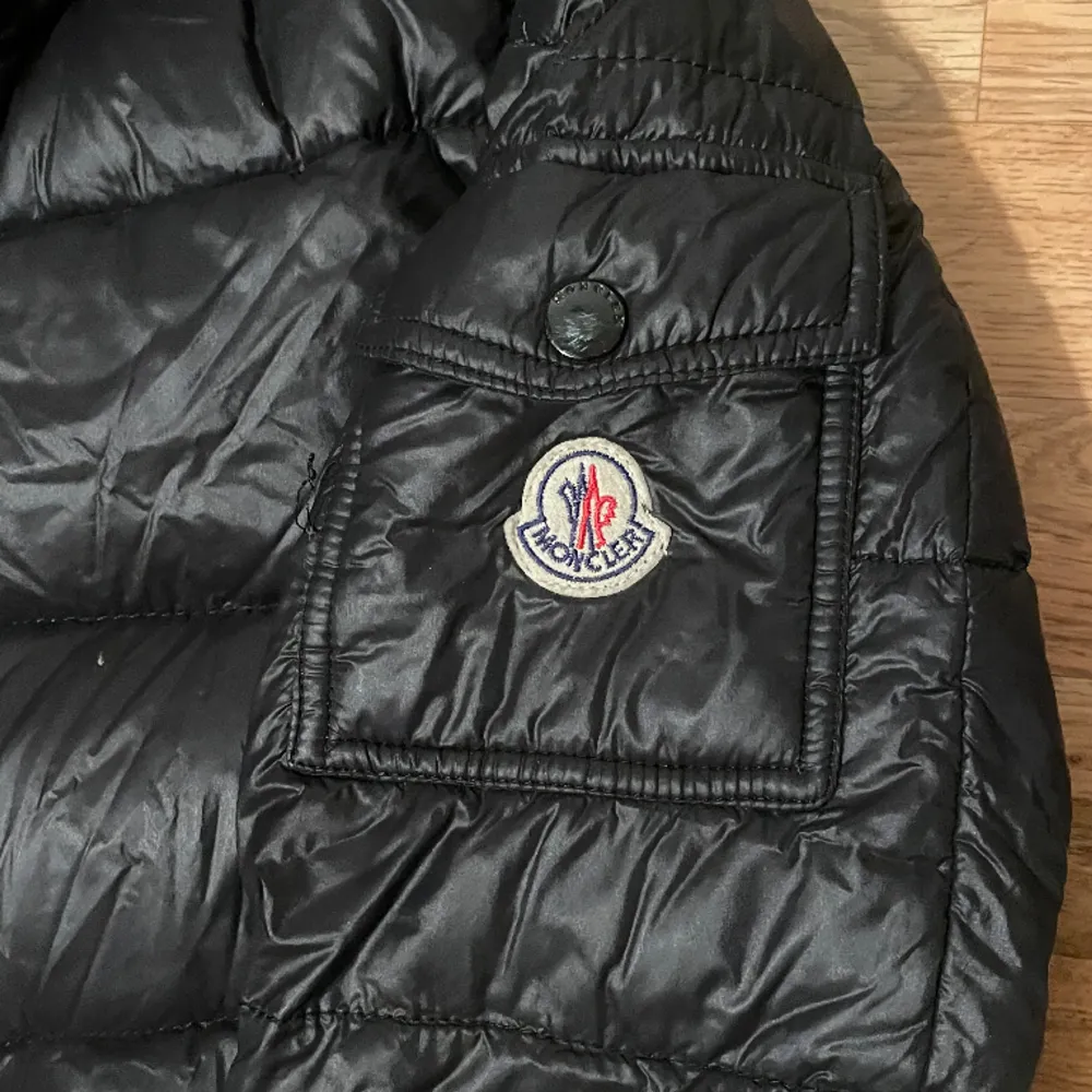 Jag vill sälja min Moncler jacka för att jag har haft den ett tag och vill bli av med den. Den finns ett litet fel som jag kan skicka privat men annars är den fin och i bra skick!!. Jackor.