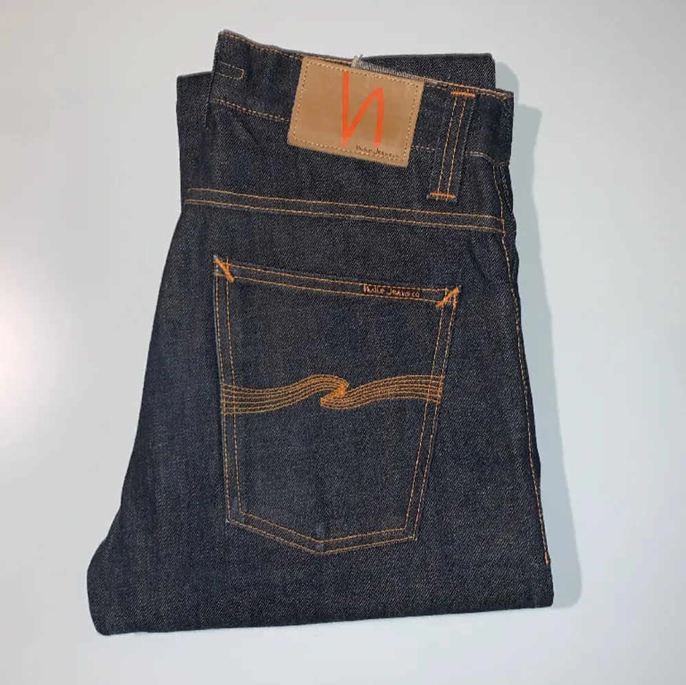 Nudie Jeans som är använda en gång. Skick 10/10, allting som nytt. Sitter som Levis 501🤩   Original pris 2000kr. Riktigt grisch🥂. Jeans & Byxor.