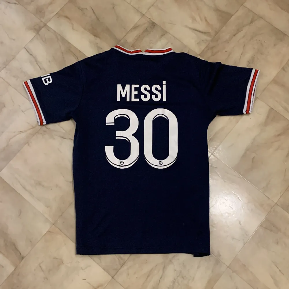En månad gamal knappt använd Messi tröja nummer 30 . Storlek 10-12 år . T-shirts.
