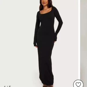 Klänning - Helt oanvänd❤️klänningen är 134cm lång, den är från shein