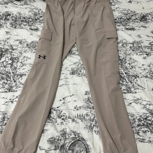 Under Armour byxa storlek M - Helt ny under Armour byxa har aldrig använts! En helt ny kostar 1100kr