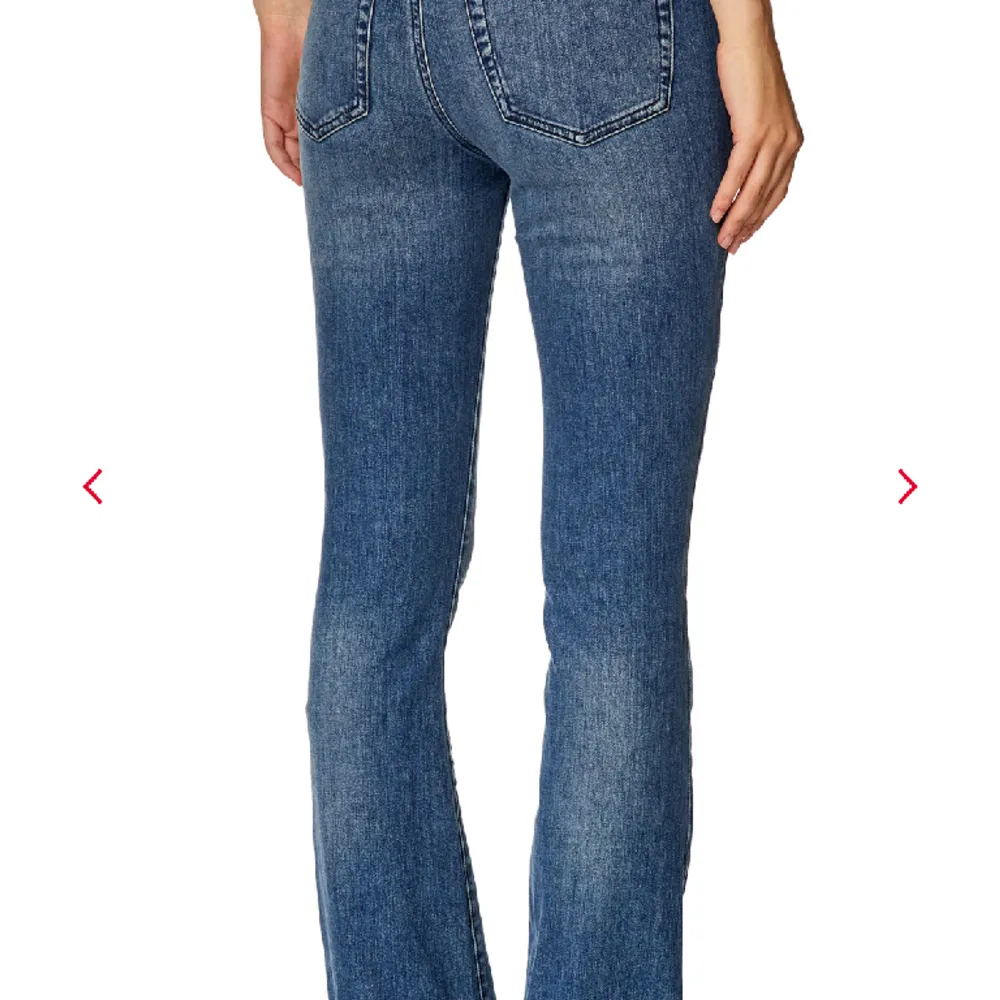 Säljer dessa jättefina jeans från Diesel, använda fåtal gånger och är i nyskick. Nypris: 1500kr. Jeans & Byxor.