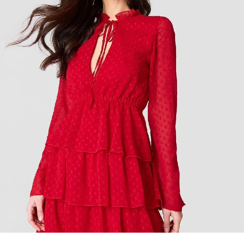 En röd klänning från Nakd från Linn Ahlborgs kollektion. Inga tecken på användning. Passar perfekt till julen. . Klänningar.