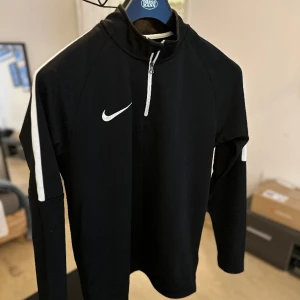Sweatshirt för träning - storlek S - väldigt fräsch, använt ytterst få gånger. Pm för mer bilder och info. 