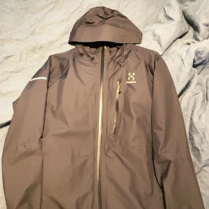 Haglöfs jacka - Säljs för 1200kr, skick 10/10, storlek M