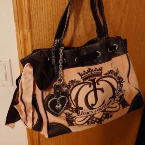 Juicy couture väska  - Intressekoll på min juicy couture väska, kom gärna med bud🖤säljer då jag inte har någon användning för den längre🖤