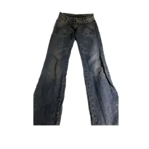 Jag har dessa jätte snygga lågmidjade jeans från Replay. Dem har snygga fickor och är i stolek 26! PM för mer bilder/ frågor💕💕