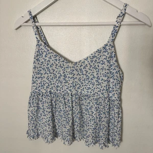 Blommig topp - Säljer detta superfina vringade volang linnet från Hollister. Har inte använt detta så mycket typ 2-3 gånger. Skriv för fler bilder