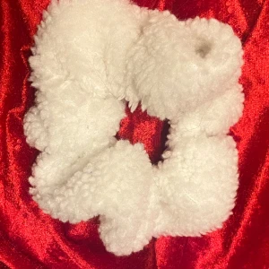 Teddy-scrunchie - Scrunchie i teddymaterial🧸😇🤍
