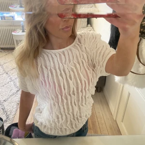 Vit tröja  - Säljer nu min fina vita blus, perfekt till våren och sommaren, lite genomskinlig som man ser på bilden💕