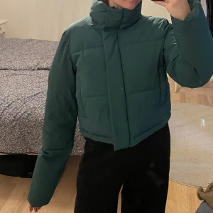 Puffer Jacket - Smaragdgrön puffer jacket från Na-kd! Sparsamt använd så i bra skick! 