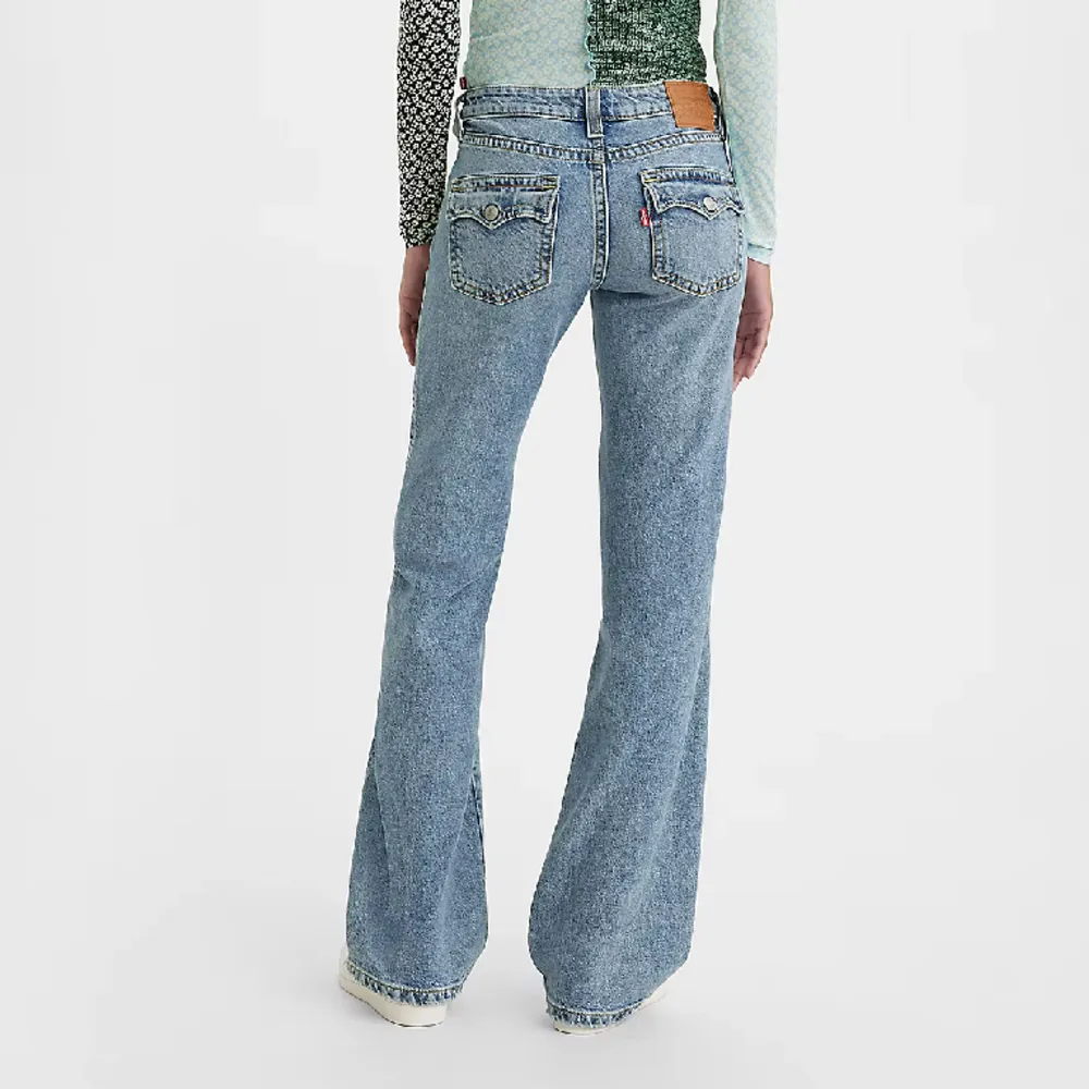 Säljer dessa levis bootcut jeans som jag köpte i somras. Det har aldrig kommit till använding så i nyskick! Storlek 27/32. Lowrise! . Jeans & Byxor.