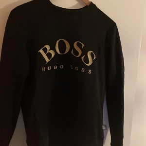 Hugp boss sweatshirt - Alltid varit liten på mig, därav inte kommit till lycket användning.