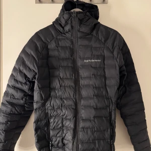 Peak performance jacka - Modellen heter ”Argon Light Hood Jacket” Nypris på dom jackorna är runt 2300kr så tänker att 1500 är ett bra pris för den är använd i ungefär 1 vinter.  Storlek S