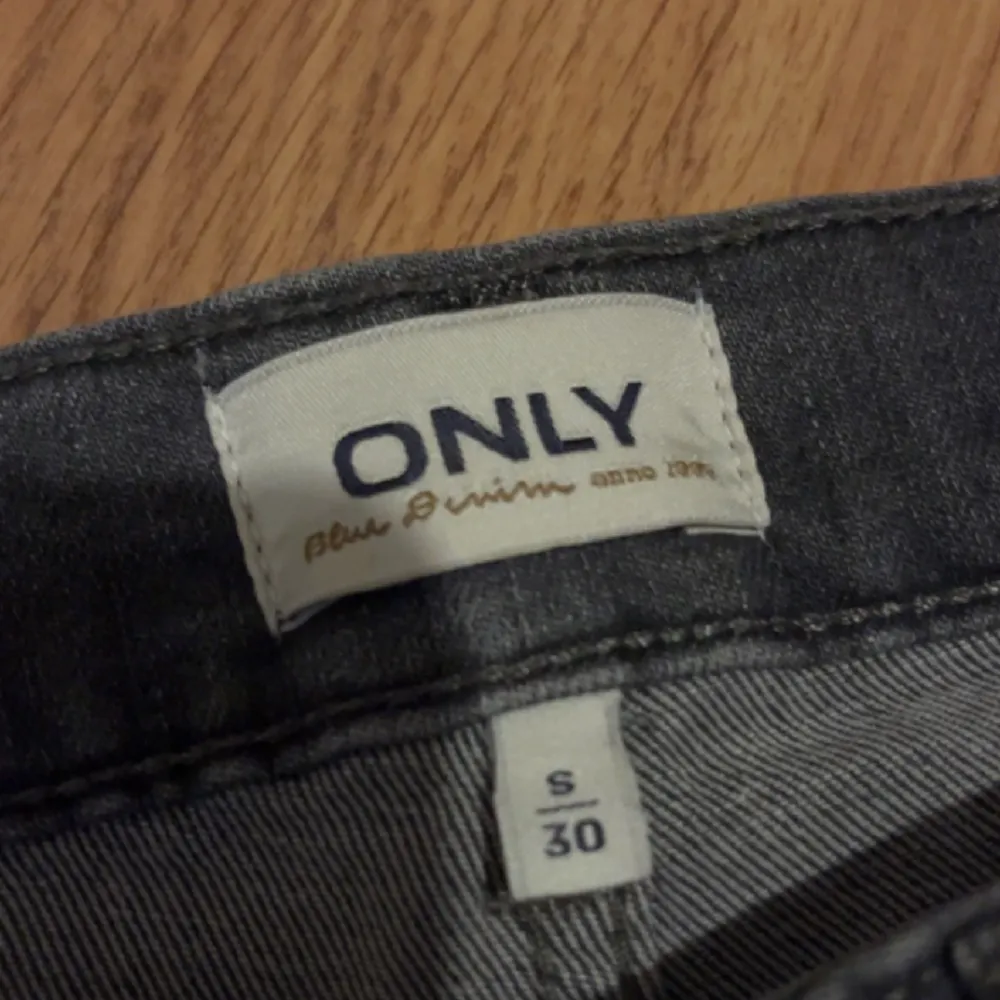 Säljer mina gråa bootcut jeans från Only😊 Endast testade💗💗. Jeans & Byxor.
