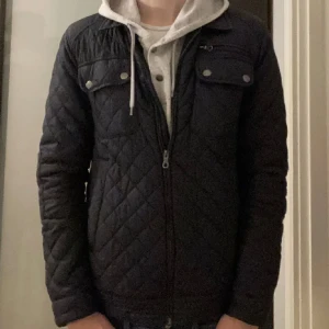Jack and Jones jacka  - Field jacka från Jack and Jones | Strolek M - Skicket är väldigt bra - vårat pris: 379kr - modellen är 185